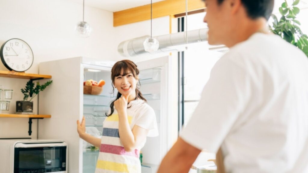 夫婦 冷蔵庫前