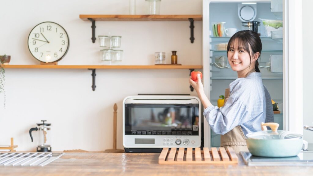 女性 冷蔵庫前