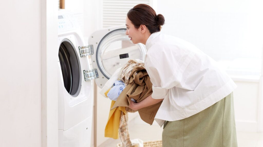 洗濯物 抱える女性 白色
