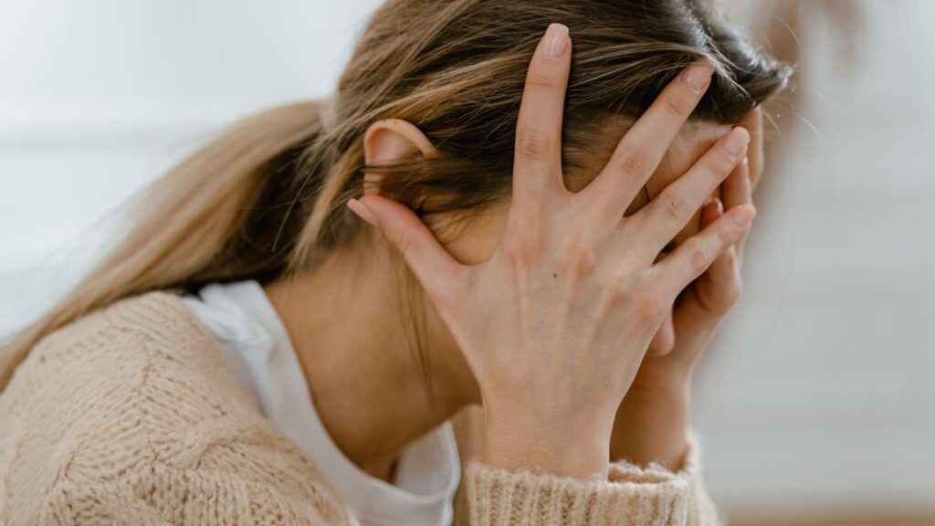 女性 頭を抱える