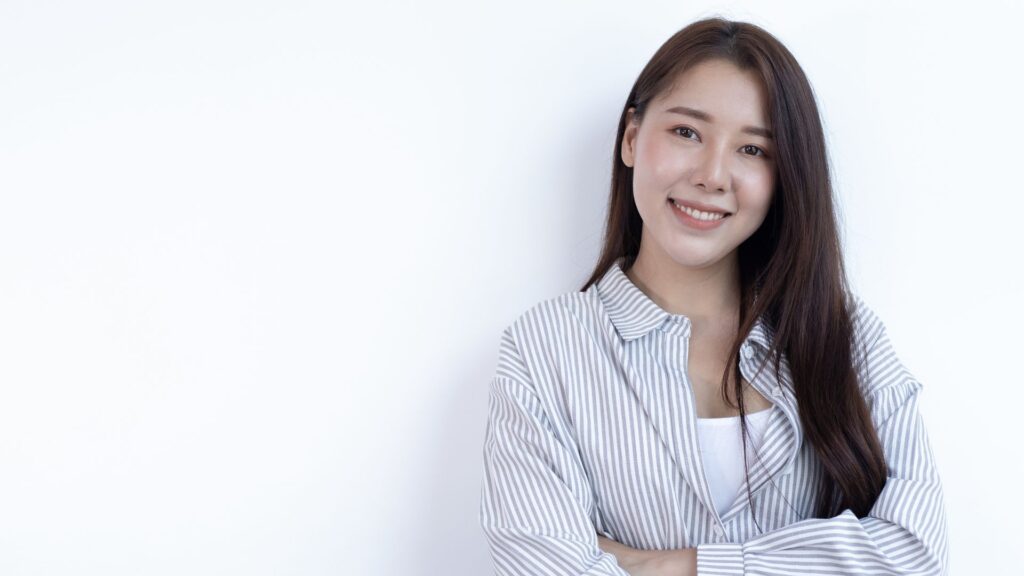 笑っている女性 背景白