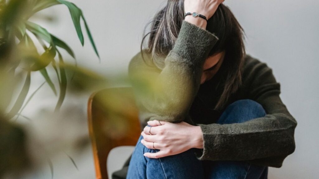 頭を抱える　女性