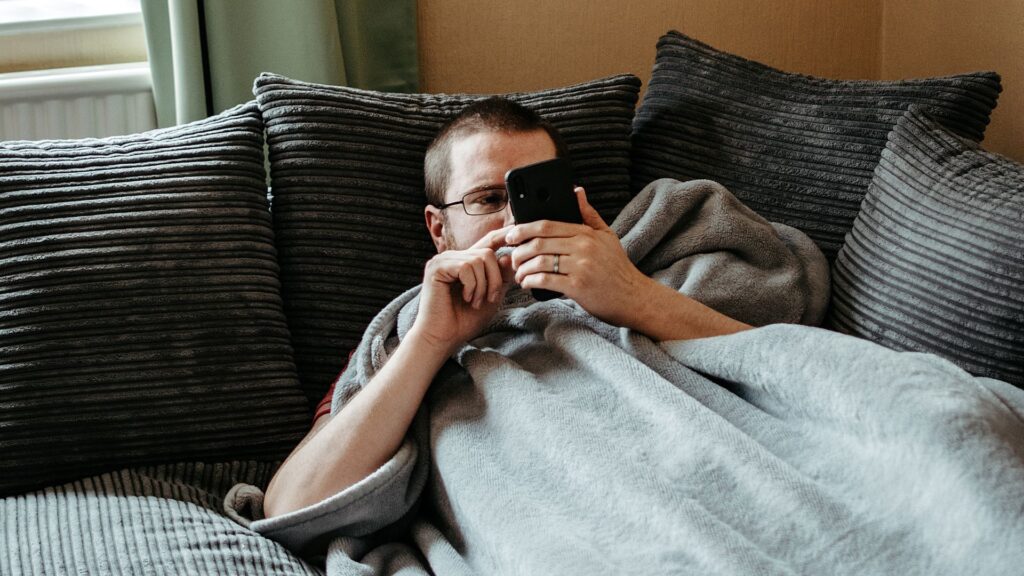 夫 ソファ スマホ