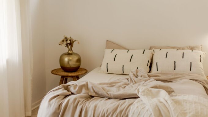 ベッドルーム 花瓶 白色