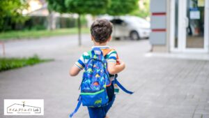 アイキャッチ　青い恐竜のリュック　男の子の後ろ姿