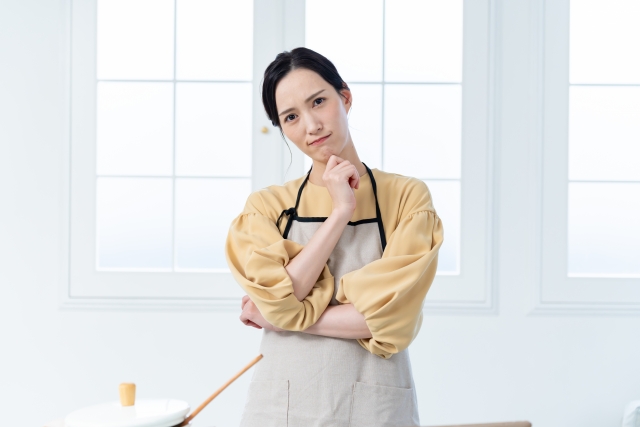 女性　首をかしげる