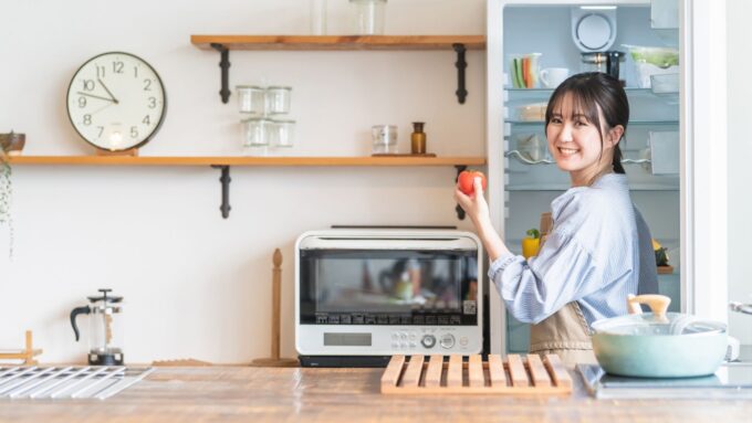女性　冷蔵庫前