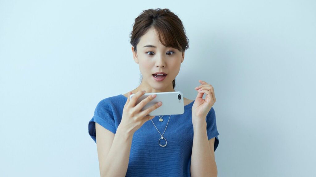 女性　驚く