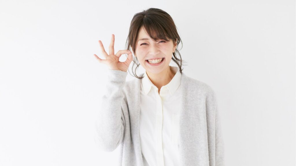 オッケーする女性　白　明るい