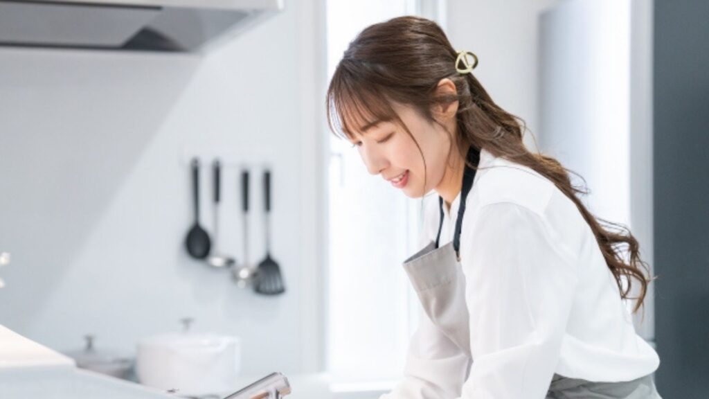 女性　キッチンで笑顔