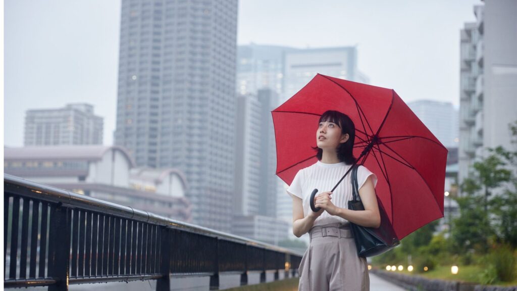 雨　女性