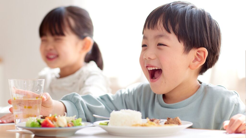 子ども　ごはん食べる