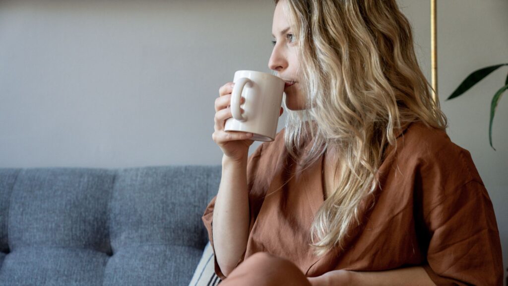 休憩　コーヒー　女性