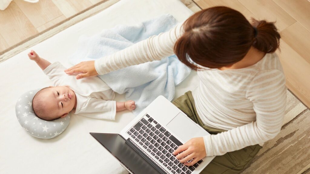 赤ちゃん　女性　パソコン