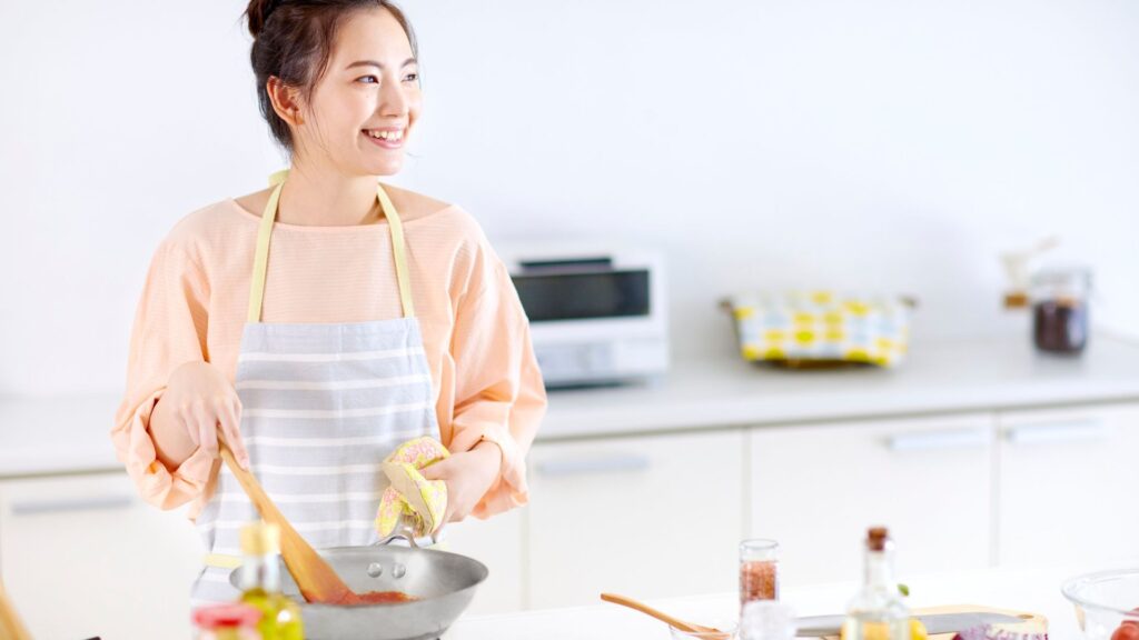 女性　料理