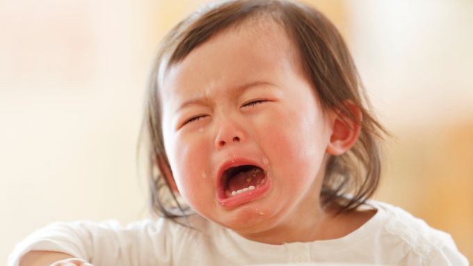子ども　泣く