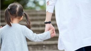 親子 手つなぎ
