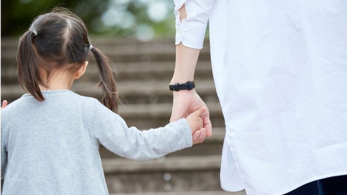 親子 手つなぎ