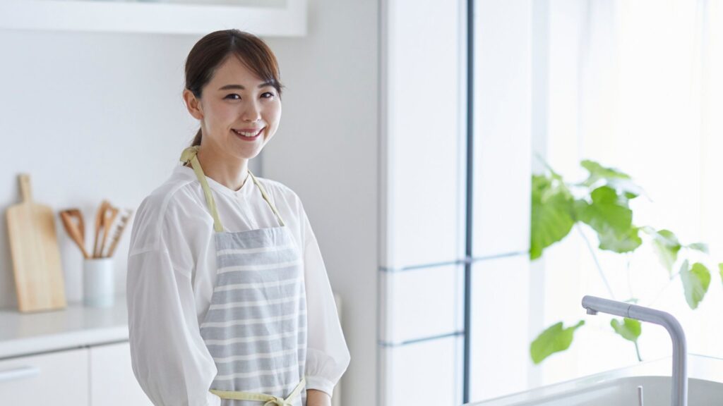 女性 キッチン 笑顔