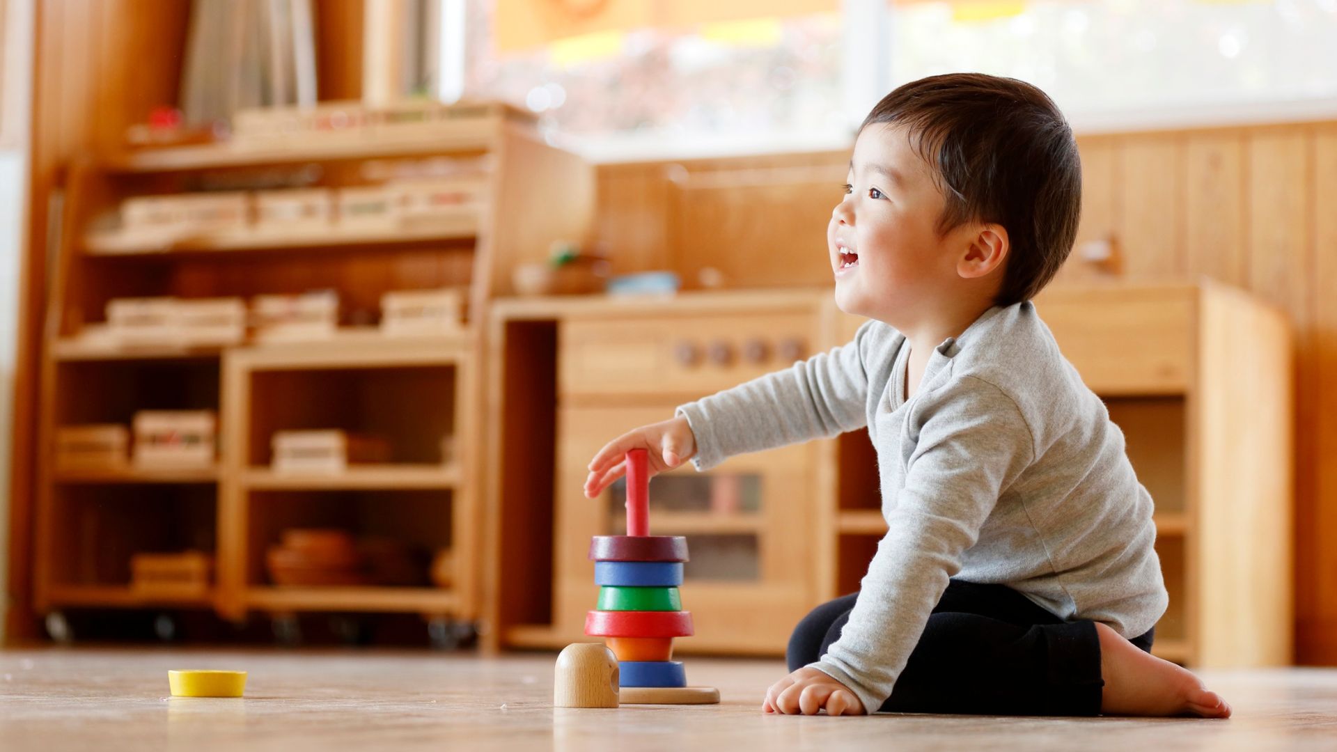 おもちゃで遊ぶ子ども