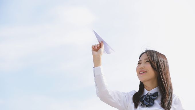 女性 紙飛行機