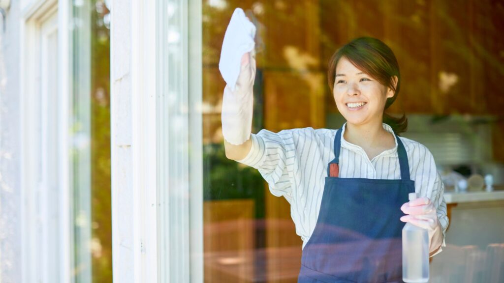女性 窓拭き 掃除