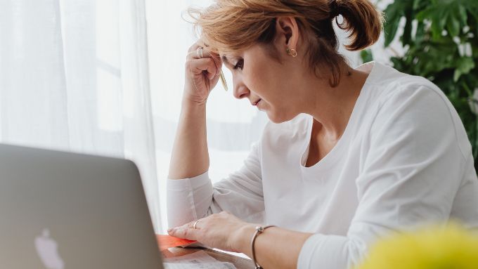 女性　頭抱える