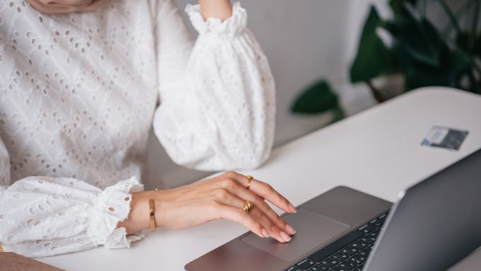 女性　パソコン　手元