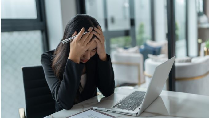 女性 パソコン 頭かかえる