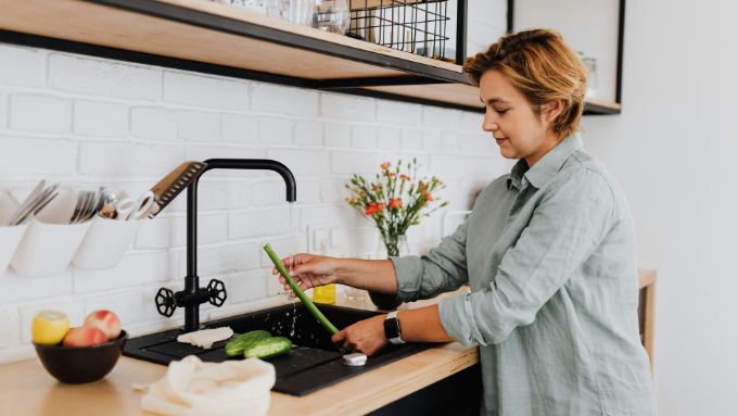 女性 キッチン 野菜洗う