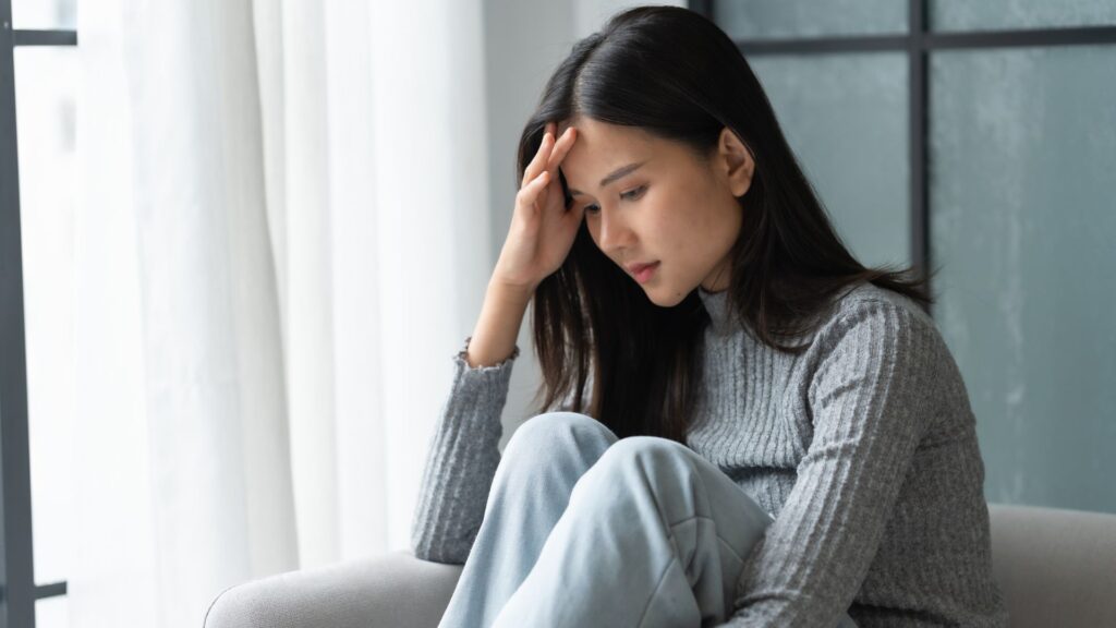 悩み　女性　灰色