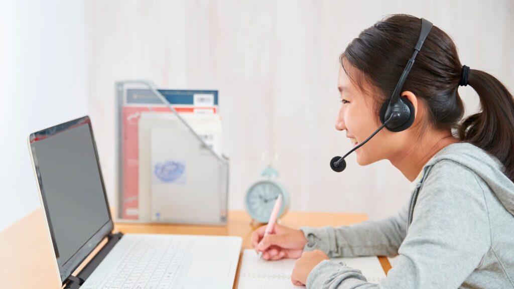 オンライン研修 女性 パソコン