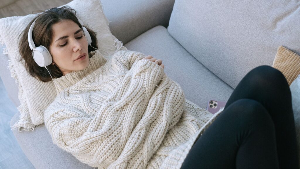 イヤホン ヘッドホン 女性 寝ている