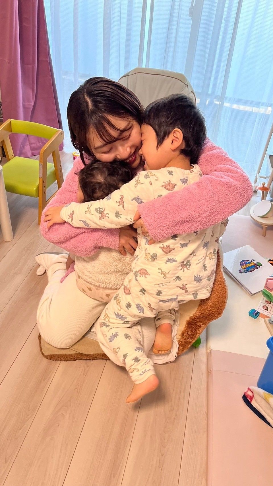 男の子二人を抱きしめる、おはようのひととき