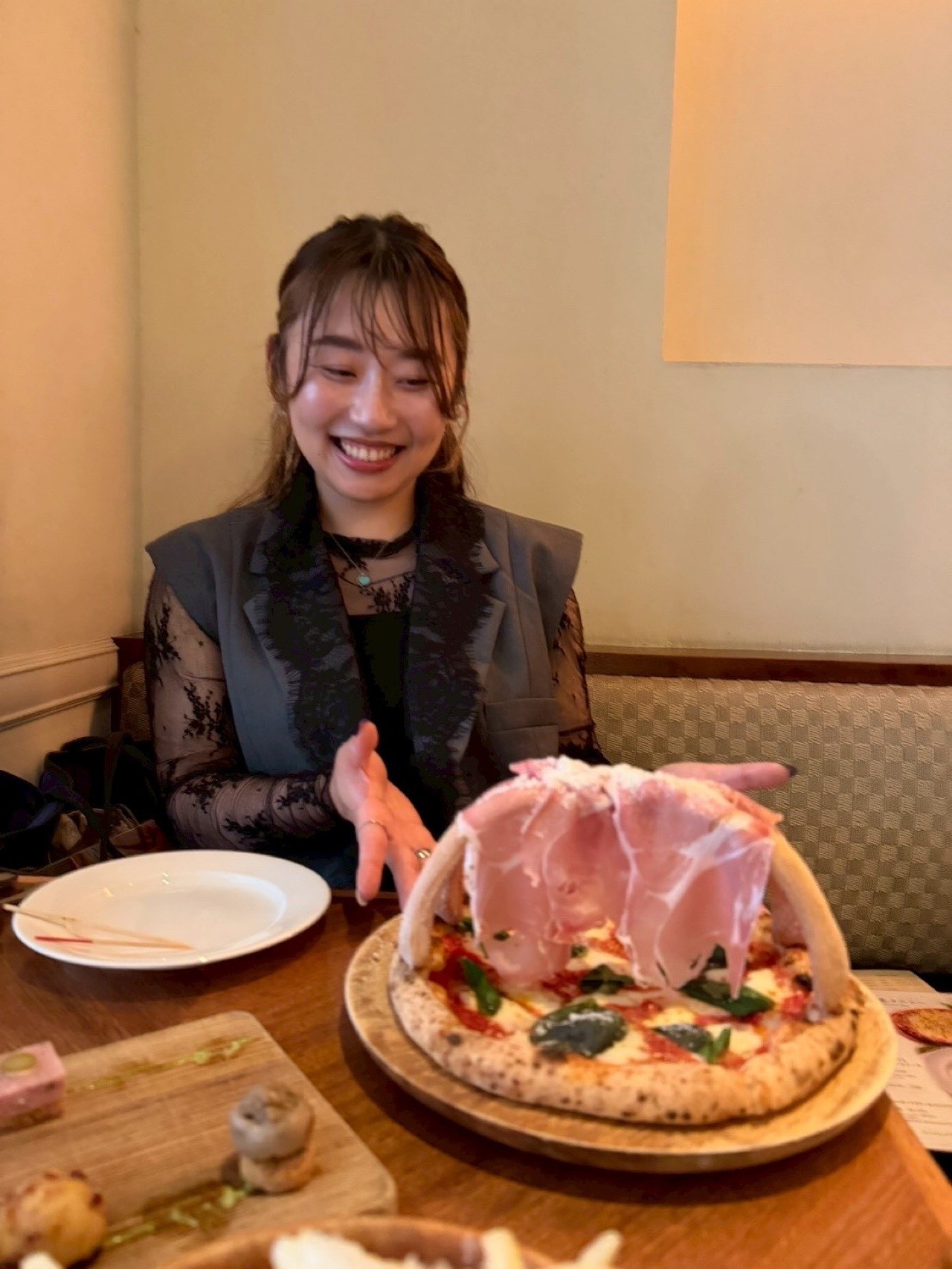 笑顔でピザを見るなかのかほ