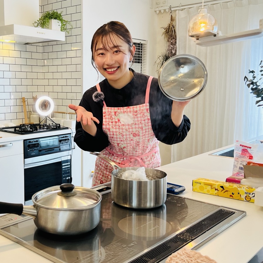 エプロン姿でキッチンに立つなかのかほ